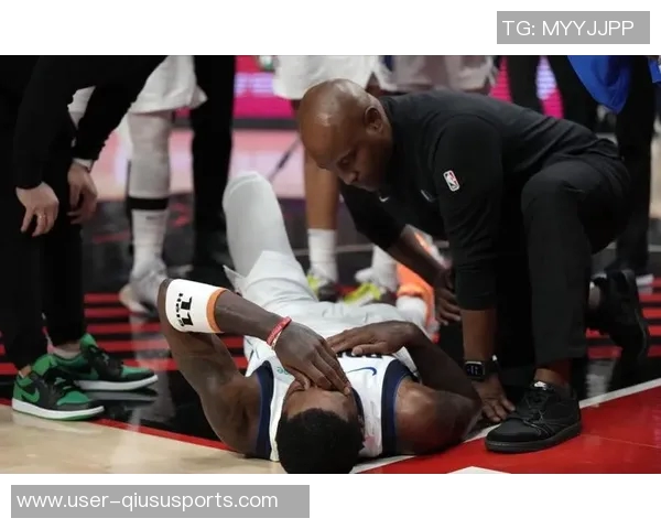 追梦格林赛后穿保护靴离开球馆伤势引发球迷担忧